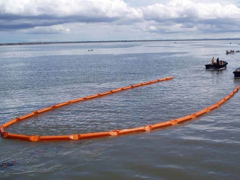 Floating oil boom barrier used for controlling oil spills near shorelines